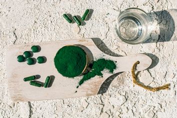 Green algae powder, pills and capsules