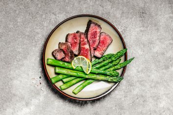 Steak with asparagus