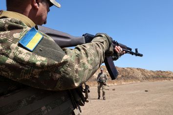 Ukrainian soldier rifle training