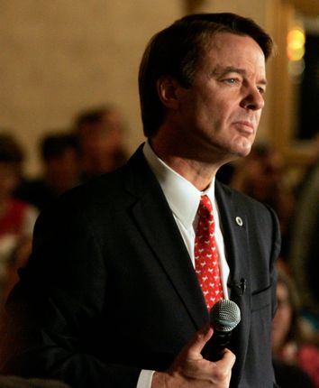 Democratic presidential candidate former Senator Edwards (D-NC) campaigns in Concord