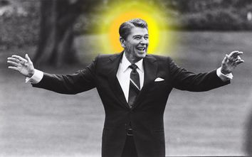 FILE PHOTO OF FORMER US PRESIDENT REAGAN WAVING FROM SOUTH LAWN OF WHITE HOUSE.