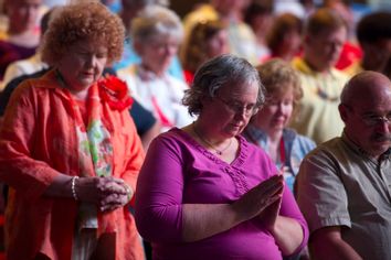 Voters pray during the Iowa straw poll in Ames