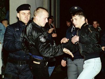 SKINHEADS NEO-NAZIS POLICEMEN