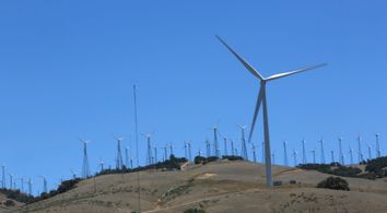 A GE 1.6-100 wind turbine (front R) is pictured at a wind farm in Tehachapi