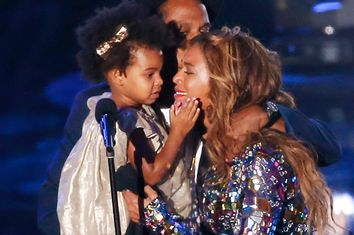Beyonce kisses her daughter Blue Ivy