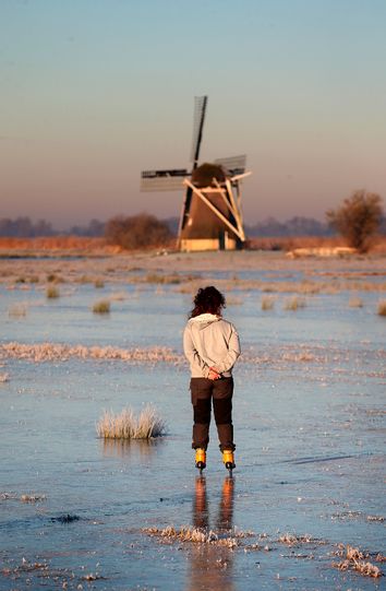 NETHERLANDS-ICE-SKATE-FEATURE