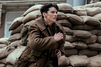 Fionn Whitehead as Tommy in 