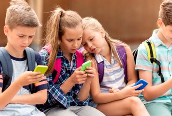 elementary school students with smartphones