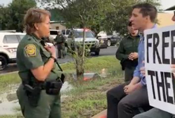 Zak Ringelstein speaking to a Border Patrol agent.