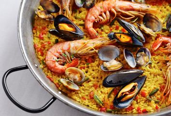 spanish seafood paella pan
