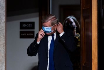 Lindsey Graham struggling to put on mask