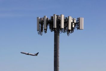 Airplane; Airport; 5G