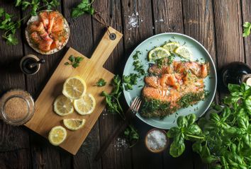 Sliced graved salmon with dill topping