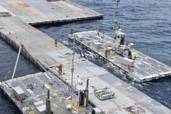 US soldiers assemble pier for aid Gaza