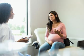 Doctor speaking with pregnant patient