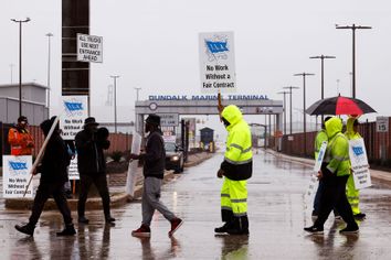 Dockworkers strike