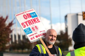 Boeing machinist Union Worker protest on strike