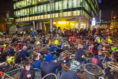 Image for London cyclists stage mass 