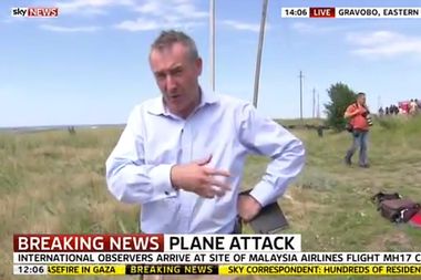 Image for British reporter rummages through MH17 victim's luggage