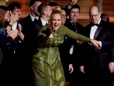 Adele accepts the award for "25"