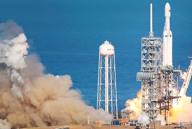 SpaceX To Launch Heavy Lift Rocket