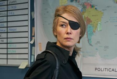 Rosamund Pike as Marie Colvin in "A Private War"