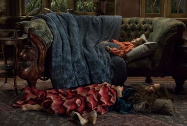 Lulu Wilson and Carla Gugino in "The Haunting of Hill House"