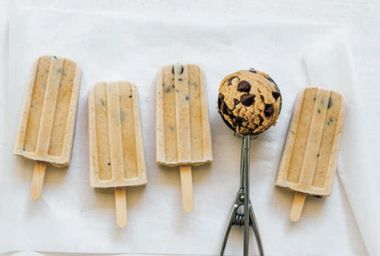 Image for Chocolate chip cookie dough pops: Enjoy your favorite guilty pleasure with a lot less of the guilt
