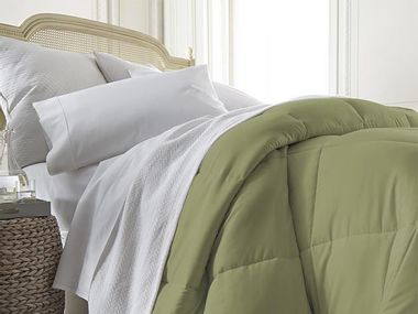 Image for Enjoy sleep thanks to this down-alternative comforter