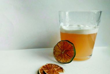 Vegan grapefruit gin fizz