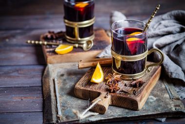 Mulled wine with oranges and spices