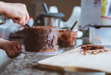 Decorating a cake with chocolate ganache