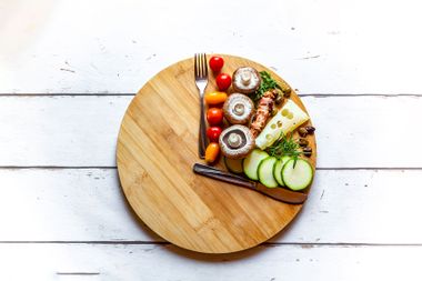 Vegetables on round chopping board