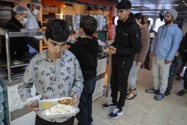 Earthquake victims in Turkey receive a hot meal 