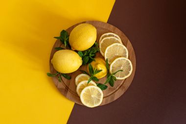 Board with cut lemons