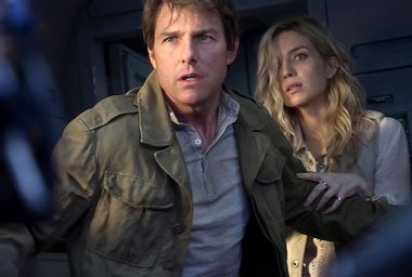 Tom Cruise and Annabelle Wallis in "The Mummy"