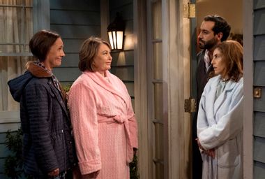 Laurie Metcalf, Roseanne Barr, Alain Washnevsky, and Anne Bedian on "Roseanne"
