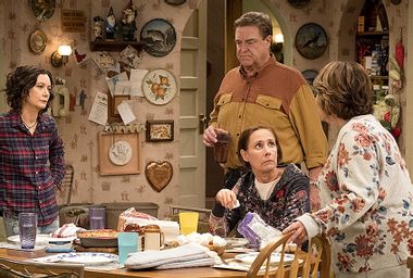 Sara Gilbert, John Goodman, Laurie Metcalf, and Roseanne Barr in "Roseanne"