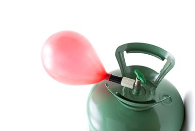 Helium gas cylinder and balloon