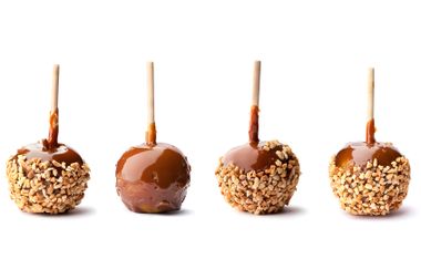 Four apples coated with caramel and three with nuts also