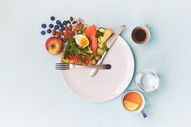 A table setting seen from above arranged to illustrate the concept of intermittent fasting