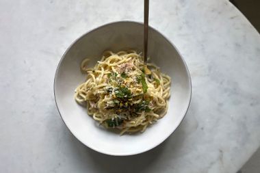 Spaghetti with tuna, pistachios and mint