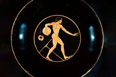 Pottery Attic kylix depicting a disc-thrower