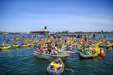 Australian kayakers blockade Coal Port