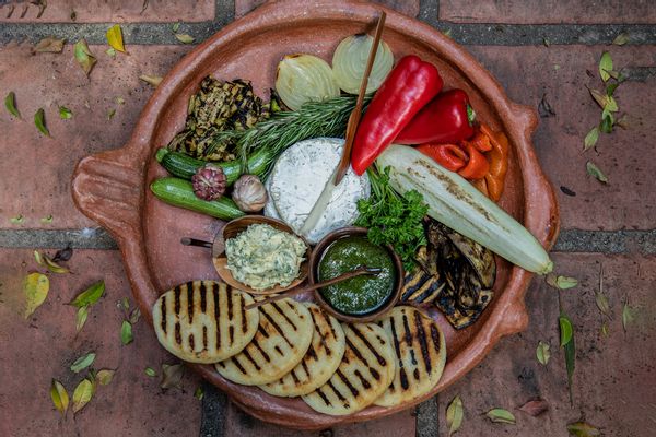 Arepa cabra y vegetales