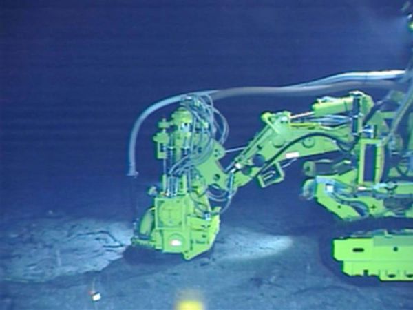 Takuyo-Daigo Seamount deep-sea mining machinery