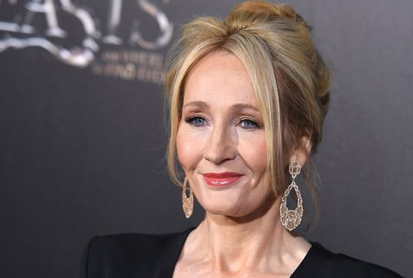 J.K. Rowling tweets unhappily about photos of Obama, and people joined ...