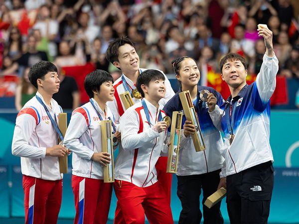 North Korea South Korea Table Tennis Teams selfie