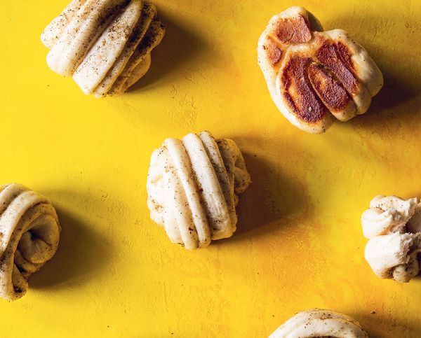 Pan-Fried Za'atar Flower Buns