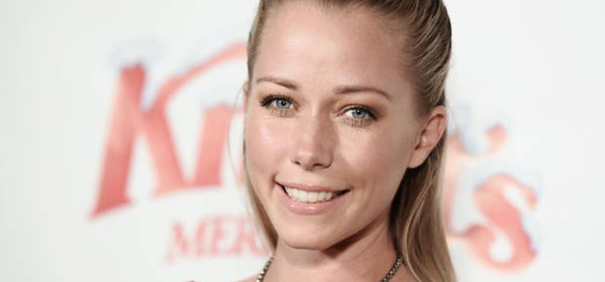 Kendra Wilkinson's stretch marks: Giving the finger to unrealistic.